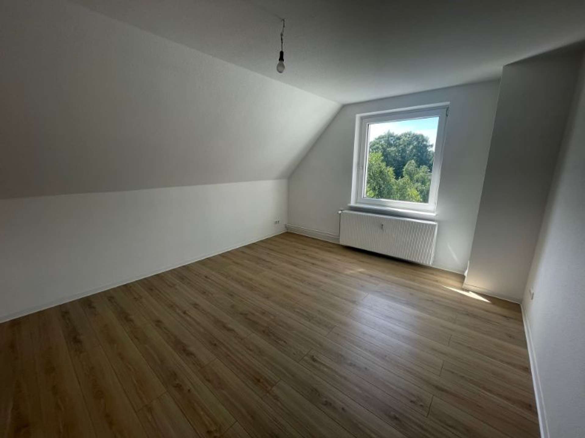 Lichtdurchflutete Dachgeschosswohnung im Stadtteil Westliche Höhe – Nachmieter ab dem 01.09.2026, Hochstr. 24, 24939 Flensburg, Dachgeschosswohnung