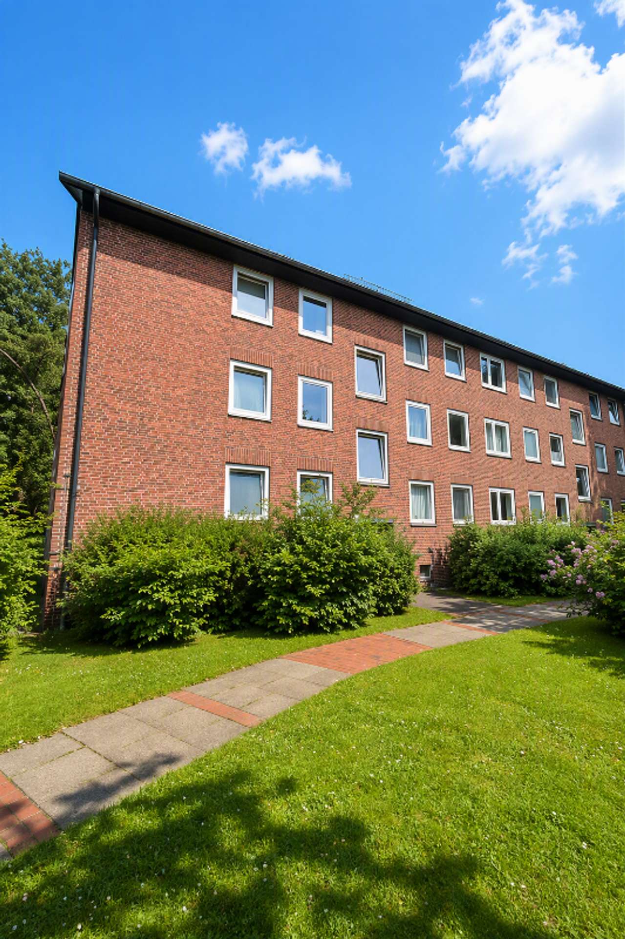 Frisch sanierte, attraktive 2-Zimmer-Wohnung sucht Mieter zum 16.08.2026., Muerwikerstr. 102B, 24943 Flensburg, Erdgeschosswohnung
