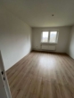 Wohnzimmer - Renovierungsbonus für Selbstgestalter: 2,5‑Zimmer-Wohnung – sofort frei