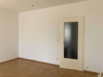 Wohnzimmer - Moderne 3-Zimmer-Wohnung mit Balkon in ruhiger Lage von Bochum – mit Einbauküche!