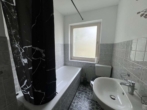 Badezimmer mit Wanne - Gemütliche 3-Zimmer-Wohnung mit Terrasse auf ca. 74 m² in ruhiger Wohnlage von Uelzen