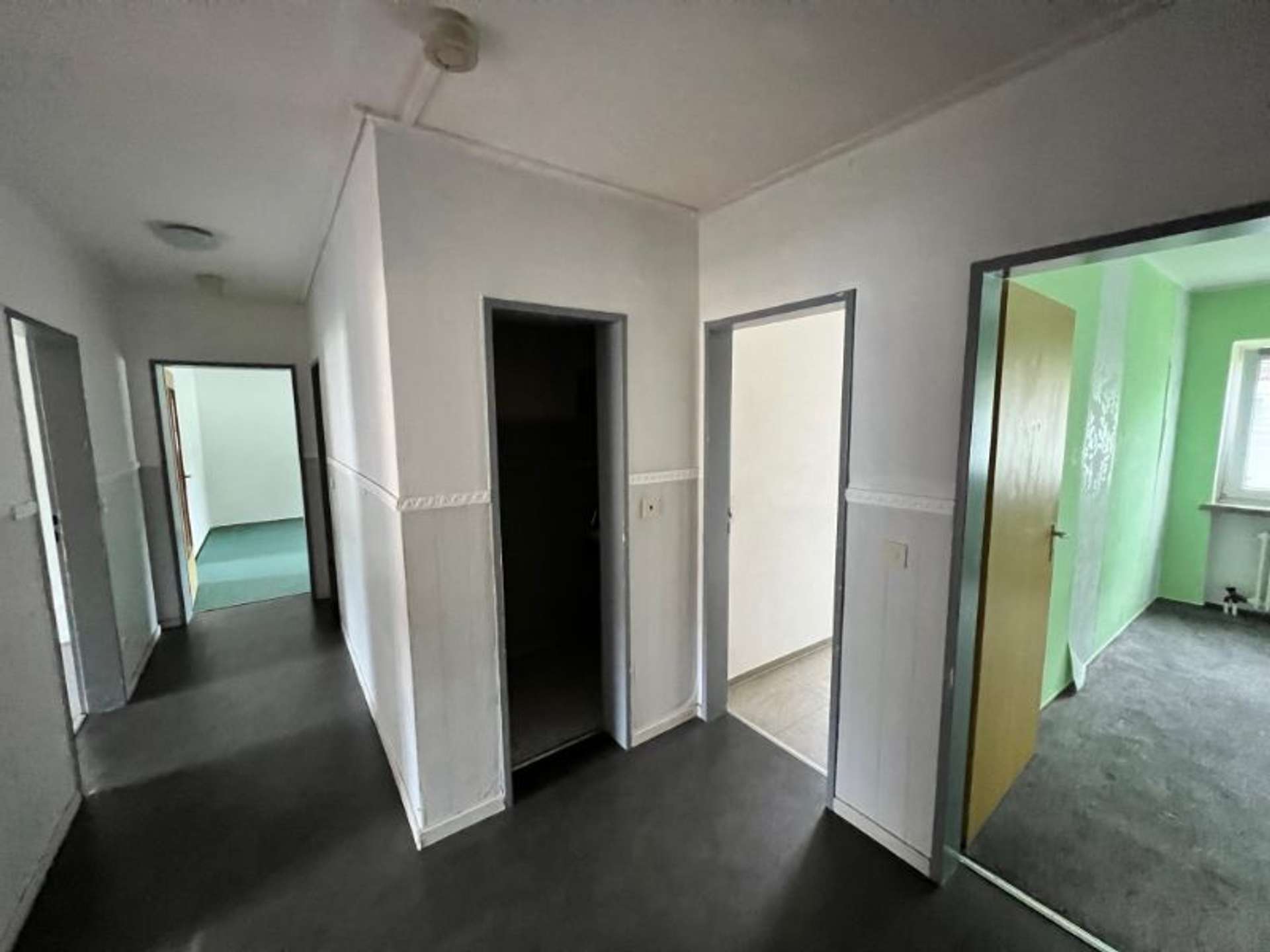 Renovierungsbedürftige 5-Zimmer Whg – 2 Kaltmieten Erlass, Talweg 25, 29229 Celle, Etagenwohnung