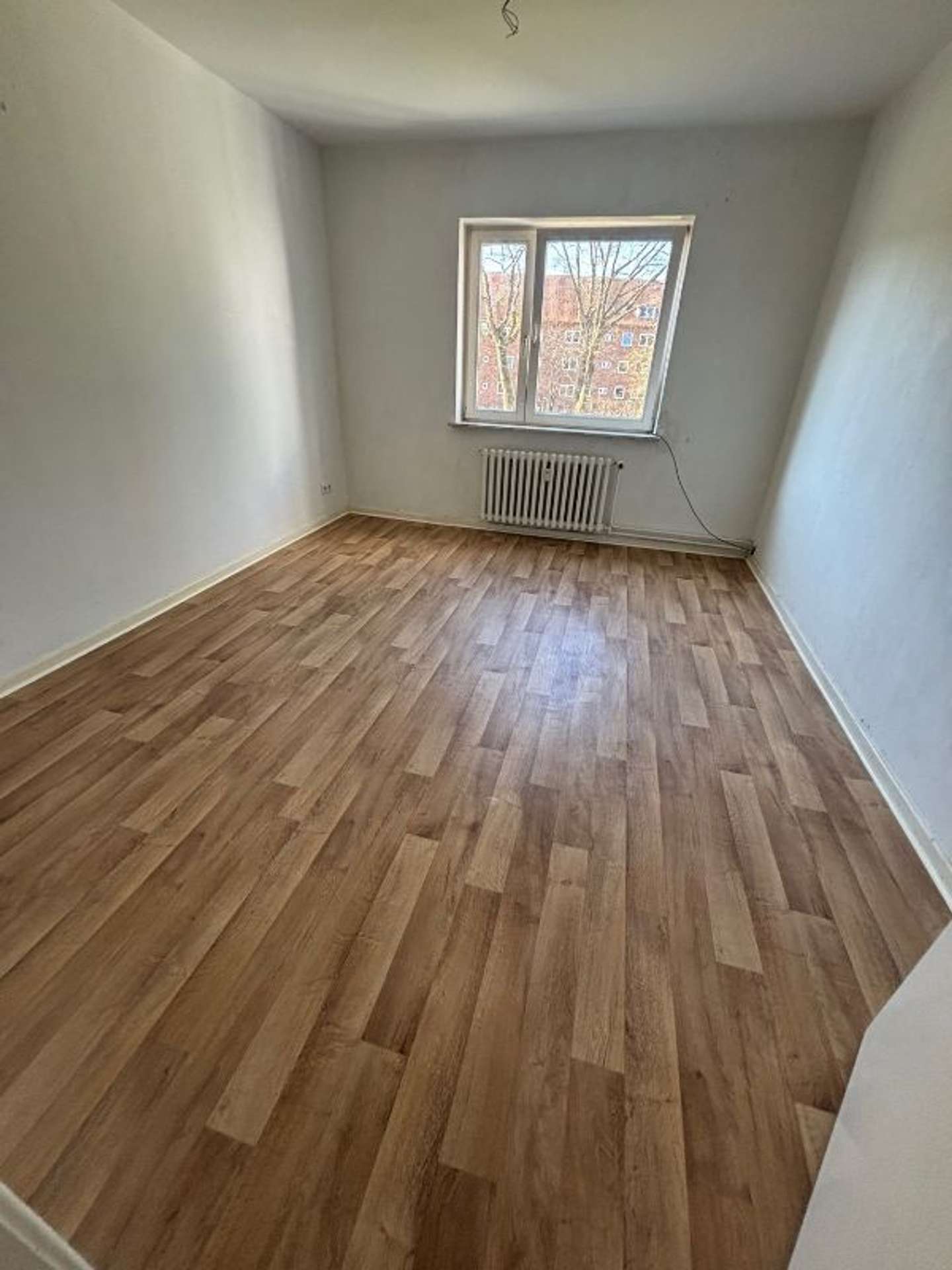 3 Zimmerwohnung mit Balkon zum selber Streichen/Tapezieren – Vermietbar ab 16.04.2026!, Lessingstr. 7, 24536 Neumünster, Etagenwohnung
