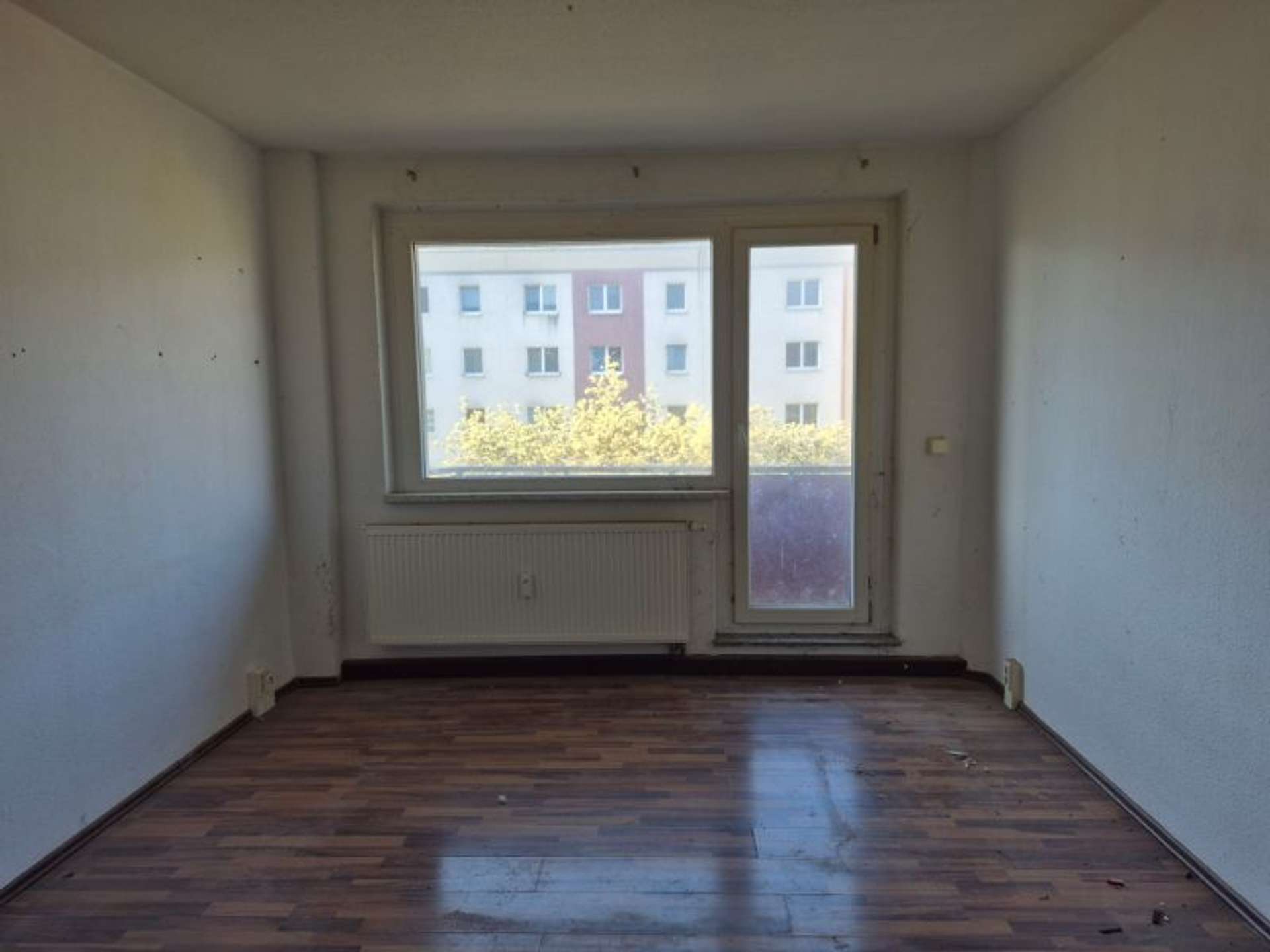 3-Kaltmieten frei! Renovierungsbedürftige Wohnung ab sofort frei, Konstantin-Ziolkowski-Straße 11, 99867 Gotha, Etagenwohnung