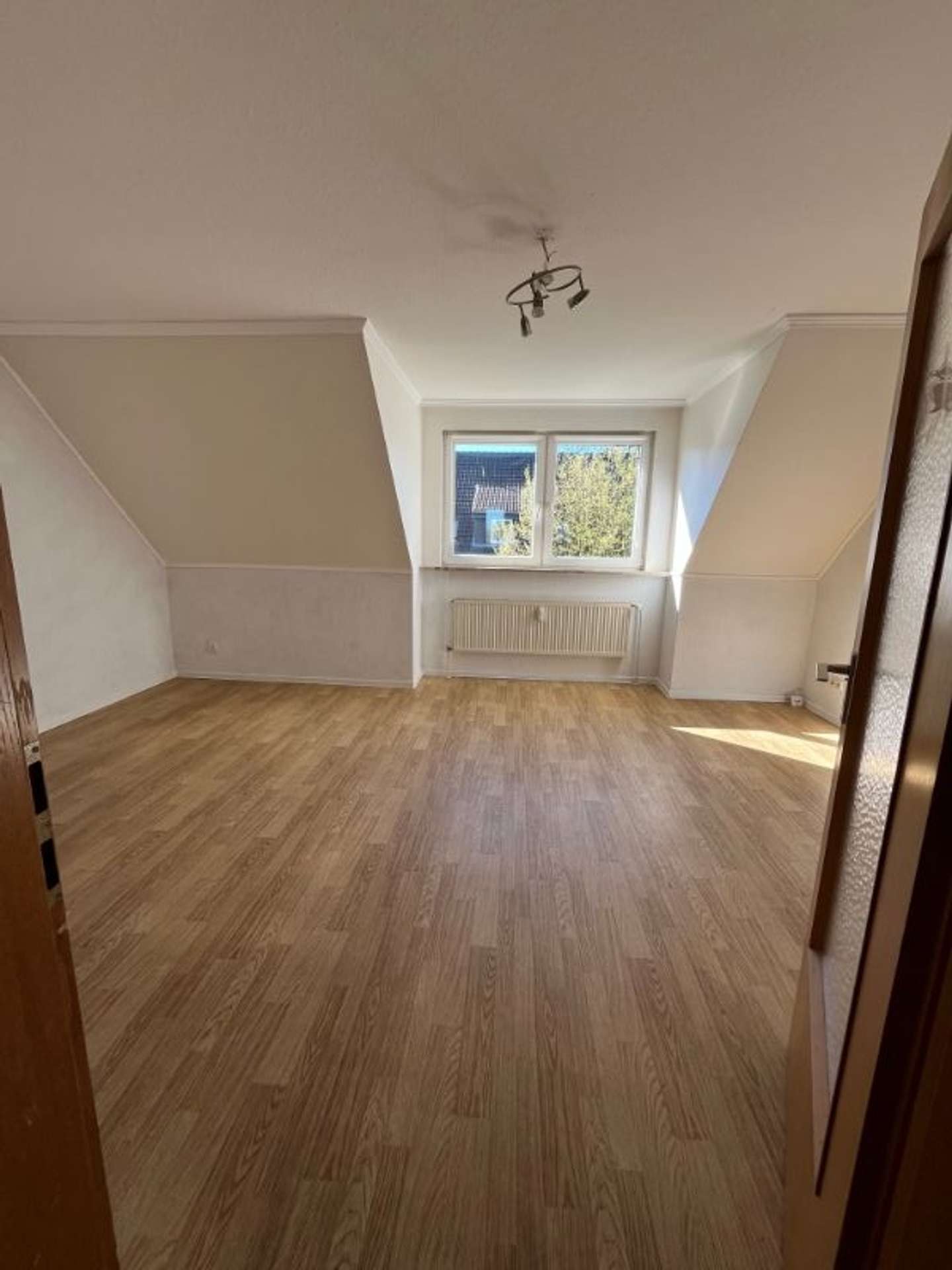 Viel Raum für Ihre Ideen: 3,5‑Zimmer‑DG‑Wohnung mit Renovierungsbonus ab 01.05.2026, Heckenweg 19a, 24782 Büdelsdorf, Dachgeschosswohnung