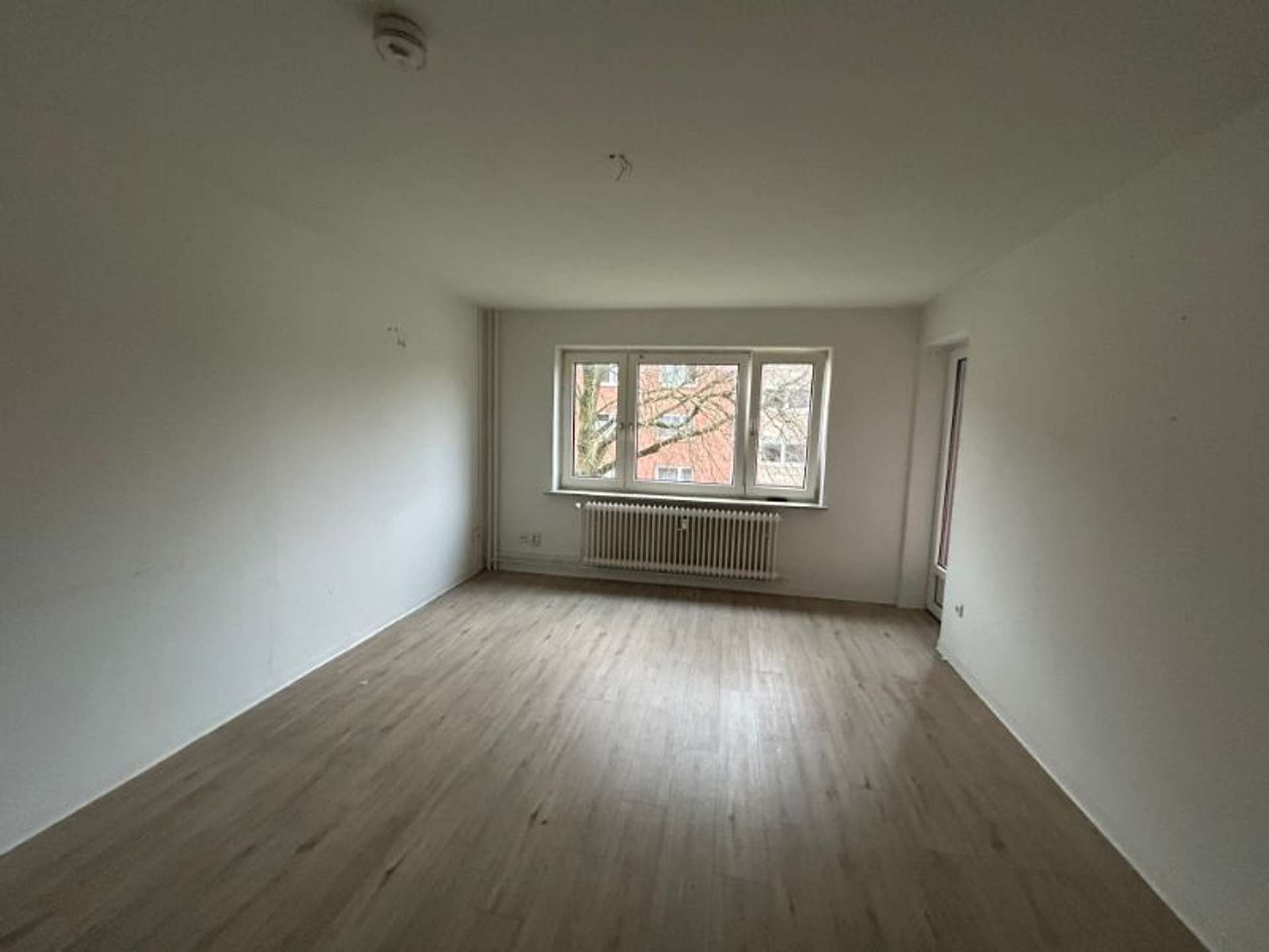 Hello 2 Zimmerwohnung mit Balkon zum selber streichen 2 Kaltmieten frei – vermietbar ab 16.02.2026!, Franz-Schubert-Hof 14, 24943 Flensburg, Etagenwohnung
