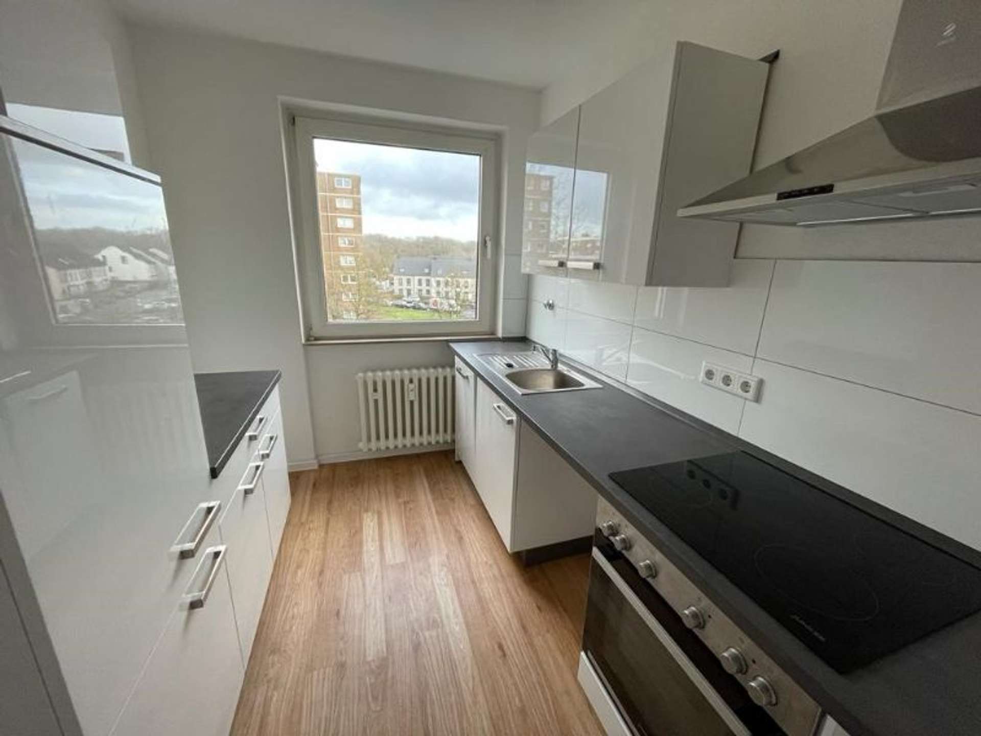 Sehr schöne- 3-ZW mit Sonnenbalkon und EBK – Mündelheimer Höhe, Im Bonnefeld 46, 47259 Duisburg, Etagenwohnung