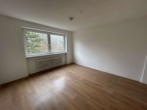 Wohnzimmer - Familienfreundliche 4 Zimmerwohnung mit Balkon zum 01.05.2026!