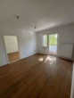 Wohnzimmer mit Zugang Balkon - Freundliche 2-Zimmer-Wohnung mit Balkon | Bezugsfrei ab 01.09.2026