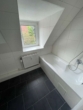 Badezimmer - Charmante Dachgeschosswohnung – Frei ab dem 15.11.2025