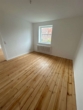 Schlafzimmer - Lichtdurchflutete 2-Zimmerwohnung mit Holzdielen zum 01.09.2025 vermietbar!