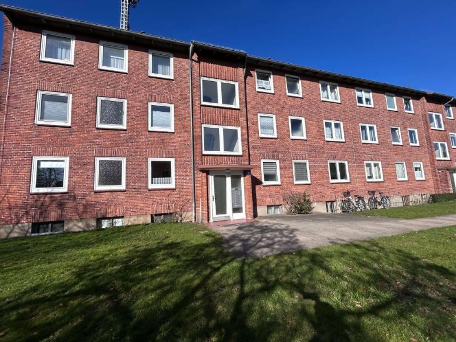 Attraktive 3-Zimmer-Wohnung mit Balkon und stilvollem Badezimmer, 24943 Flensburg, Etagenwohnung