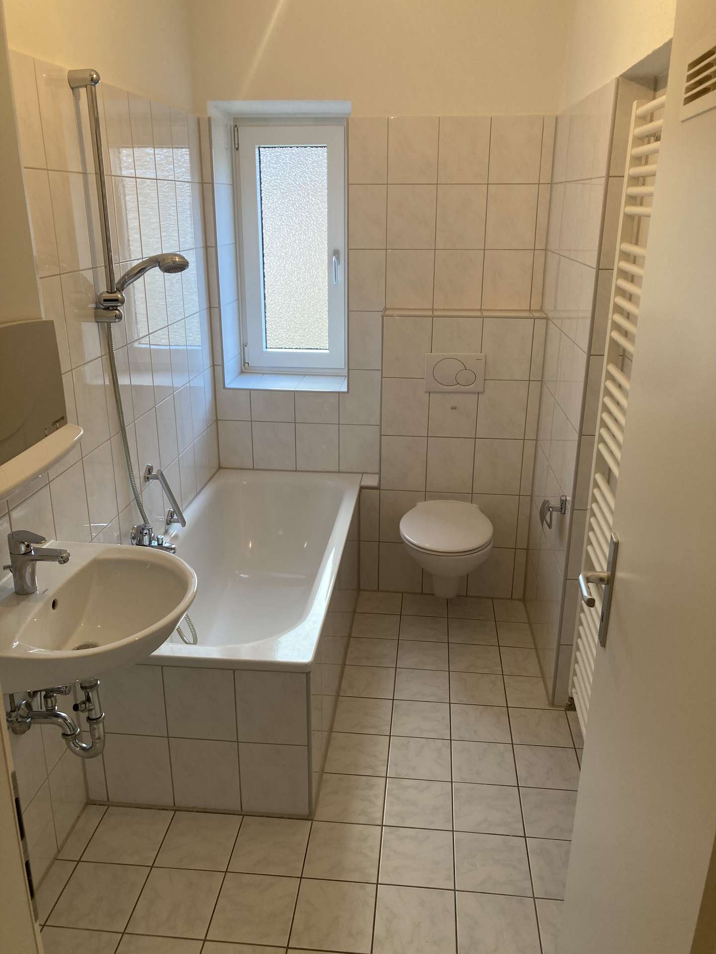 Schöne, renovierte 2,5-Zimmerwohnung mit EBK!, Goedenser Weg 17, 26386 Wilhelmshaven, Etagenwohnung