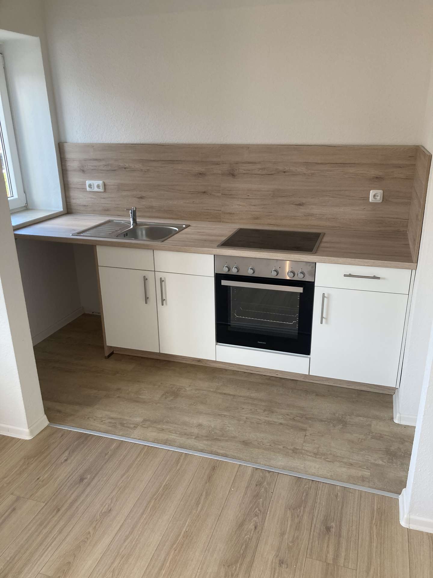 Schöne, renovierte 2,5-Zimmerwohnung mit EBK!, Goedenser Weg 17, 26386 Wilhelmshaven, Etagenwohnung