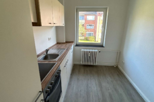 Moderne 3-Zimmer-Wohnung mit stilvollem Bad und Einbauküche und Balkon zum 16.07.2025 vermietbar!, Kiefernweg 38, 24944 Flensburg, Etagenwohnung