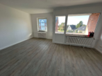 Wohnzimmer - Moderne 3-Zimmer-Wohnung mit stilvollem Bad und Einbauküche und Balkon zum 16.07.2025 vermietbar!