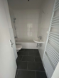 Badezimmer mit Wanne - Moderne 3-Zimmer-Wohnung mit stilvollem Bad und Einbauküche und Balkon zum 16.07.2025 vermietbar!