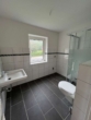 Badezimmer - 3-Zimmer-Wohnung im Erdgeschoss ab sofort zu vermieten – Modern, gepflegt und gut geschnitten!