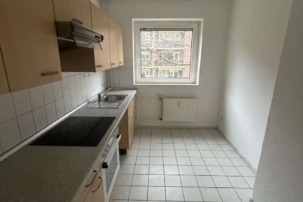 Sanierte, helle 3 Zimmerwohnung mit Balkon zum 16.07.2025 vermietbar!, Beethovenstr. 26, 24943 Flensburg, Etagenwohnung