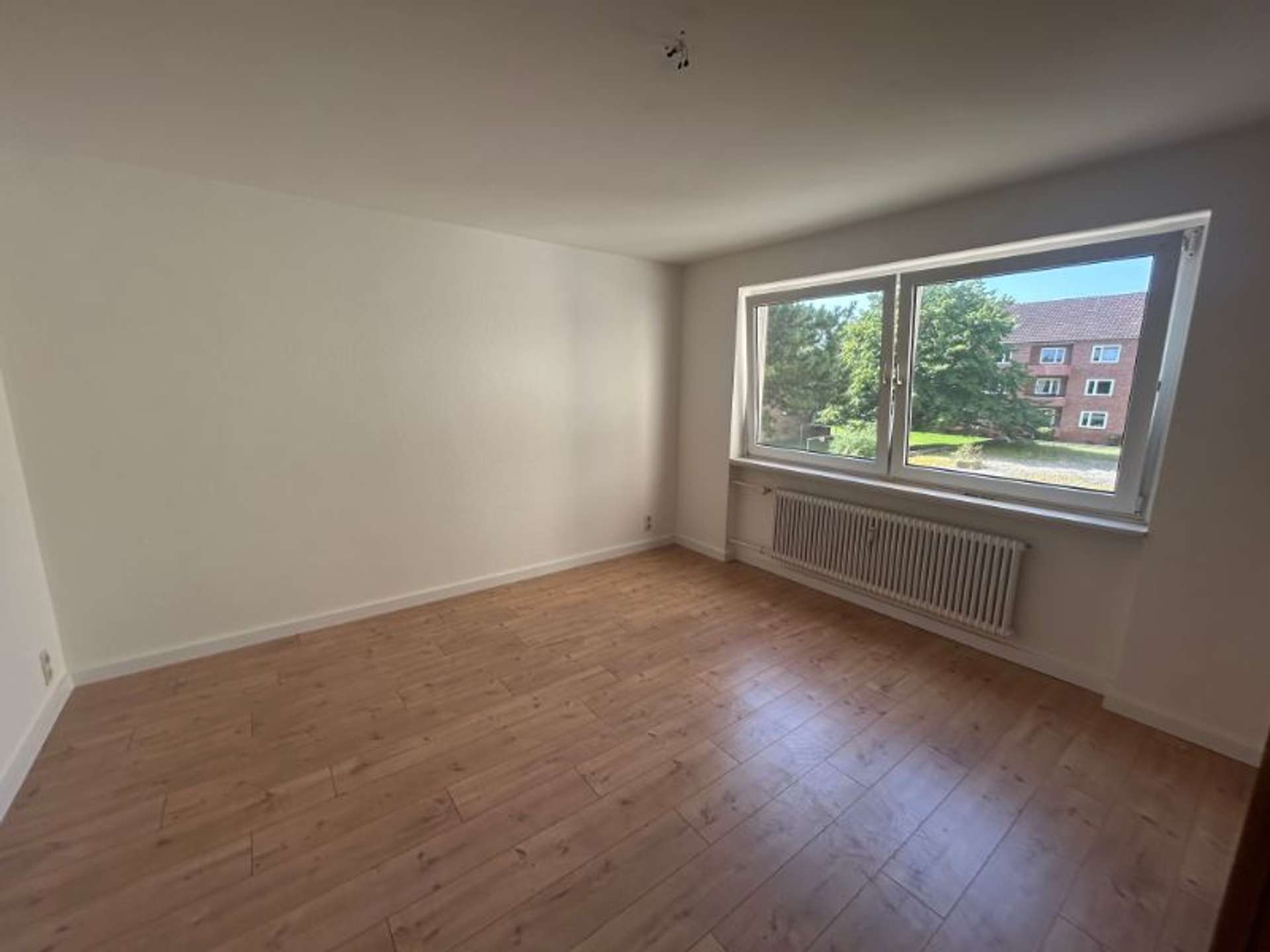 Sanierte 3 – Zimmer Erdgeschosswohnung zum 01.11. bezugsfertig !, Osterallee 47, 24944 Flensburg, Erdgeschosswohnung