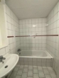 Bad mit Wanne - Moderne 4-Zi Wohnung mit offener Küche & großer Terrasse