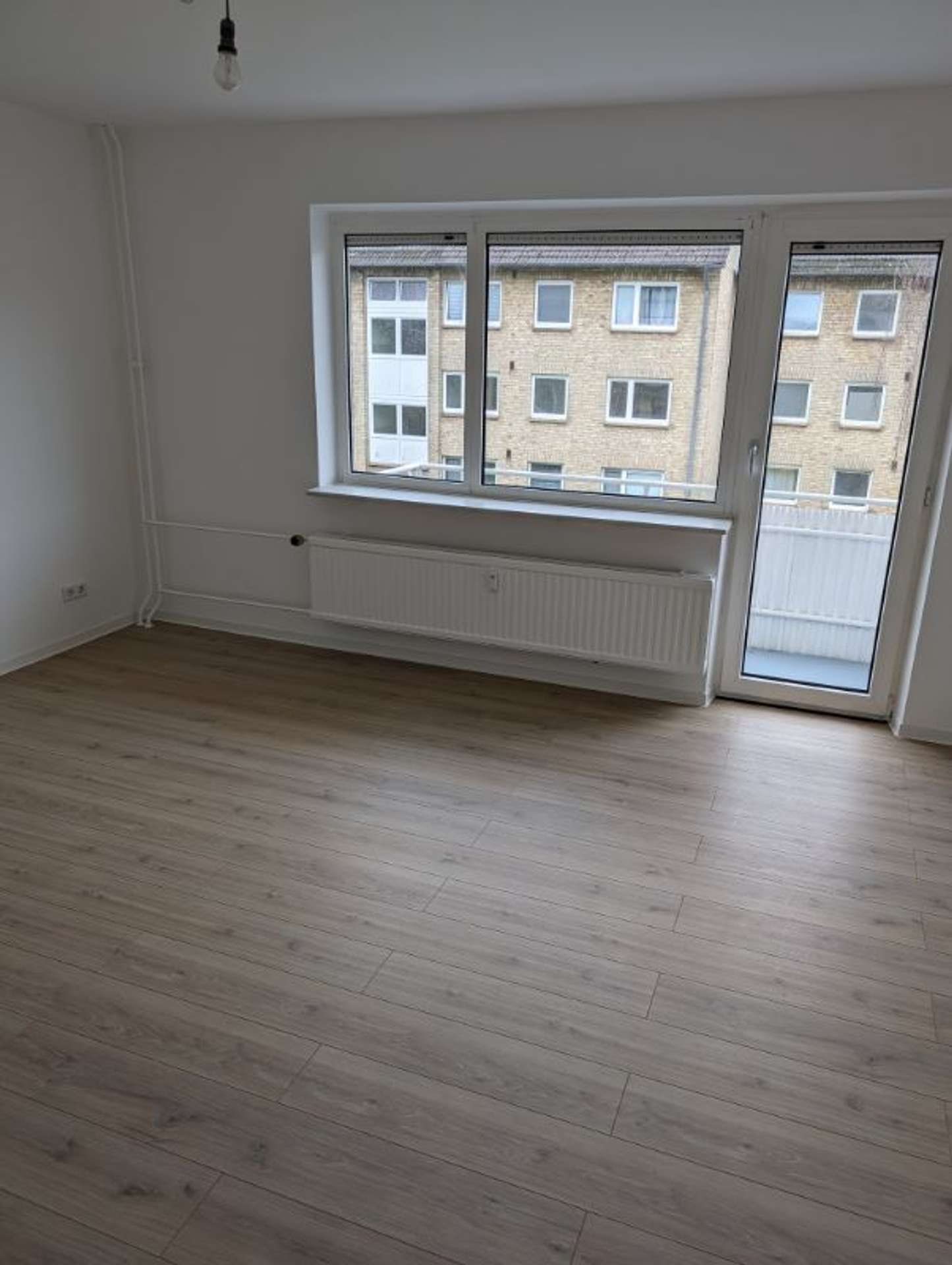 Helle 2 Zimmer Wohnung mit Balkon und moderner Ausstattung zum 01.10.2025!, Beethovenstr. 10, 24943 Flensburg, Etagenwohnung