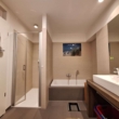 Badezimmer mit Dusche & Wanne - Lichtdurchflutete 3-Zimmer-Wohnung mit Balkon und Fußbodenheizung in Bonn