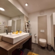 Badezimmer mit Dusche & Wanne - Lichtdurchflutete 3-Zimmer-Wohnung mit Balkon und Fußbodenheizung in Bonn