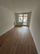 Wohnzimmer - Großzügige, sanierte 2-Zimmer-Wohnung mit Balkon zum Innenhof zum 16.08.2025 neu vermietbar!