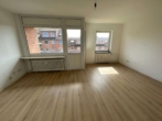 Wohnzimmer - Helle 3-Zimmer-Wohnung mit Balkon und Einbauküche, bezugsfrei ab 01.11.2026