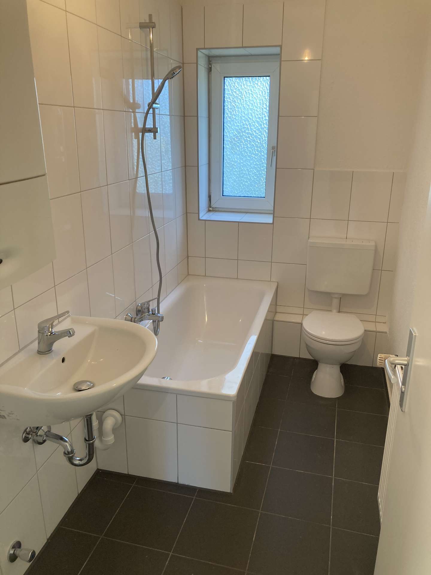Renovierte 2,5-Zimmerwohnung im Grünen!, Rieneldstr. 16, 26386 Wilhelmshaven, Etagenwohnung