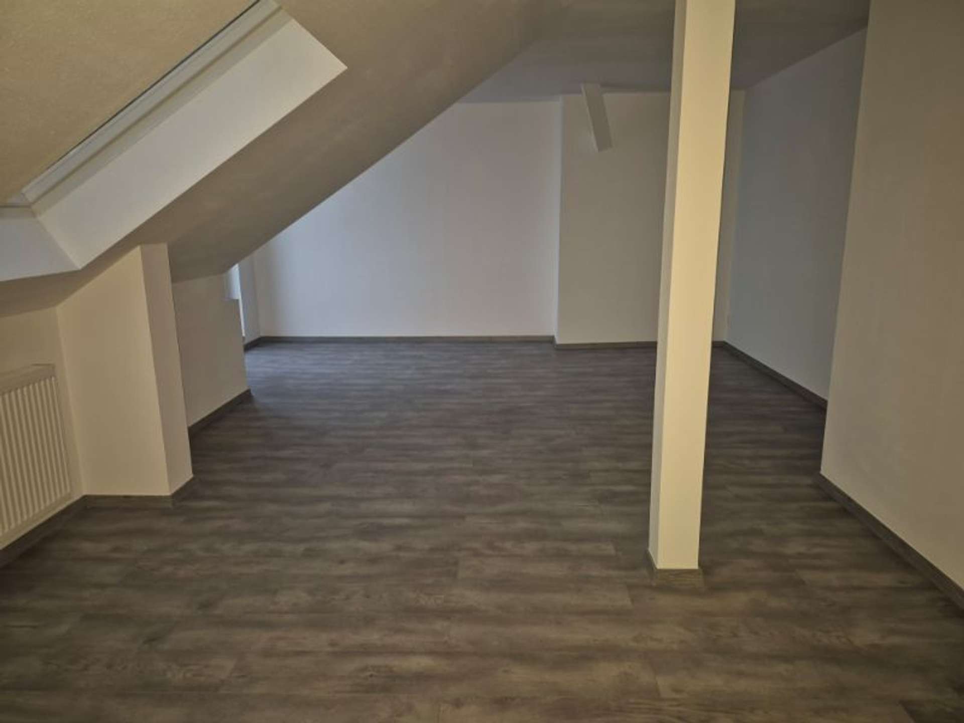 Charmante DG-Wohnung ab sofort bezugsbereit, Kindleber Straße 73, 99867 Gotha, Dachgeschosswohnung